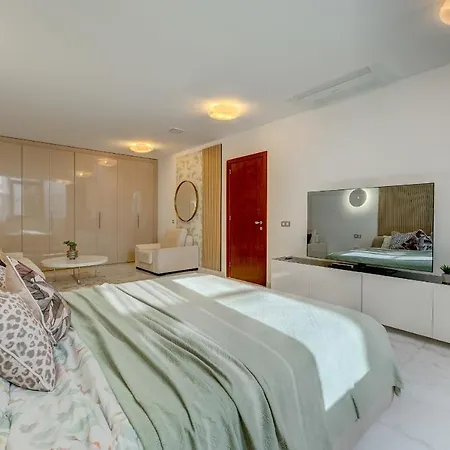 فيلة El Duque Private Lux *