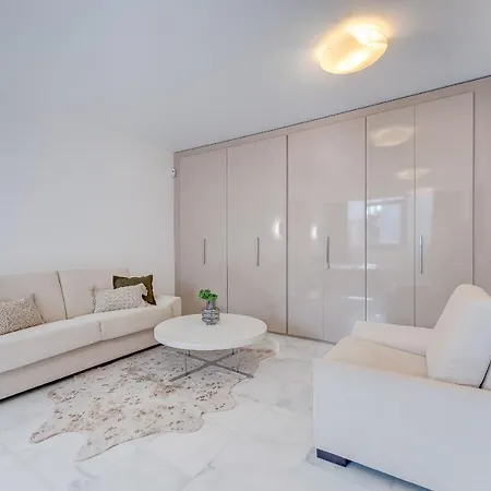 El Duque Private Lux 아데제