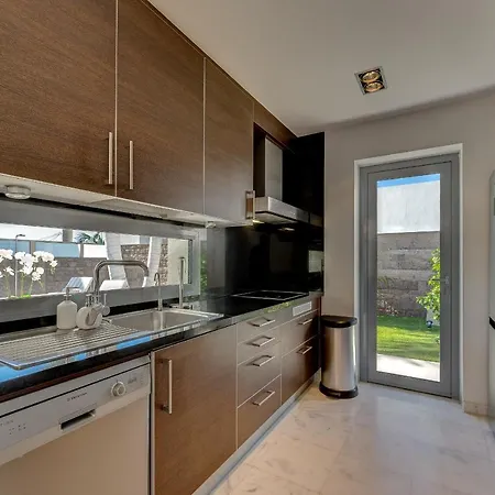 El Duque Private Lux 아데제